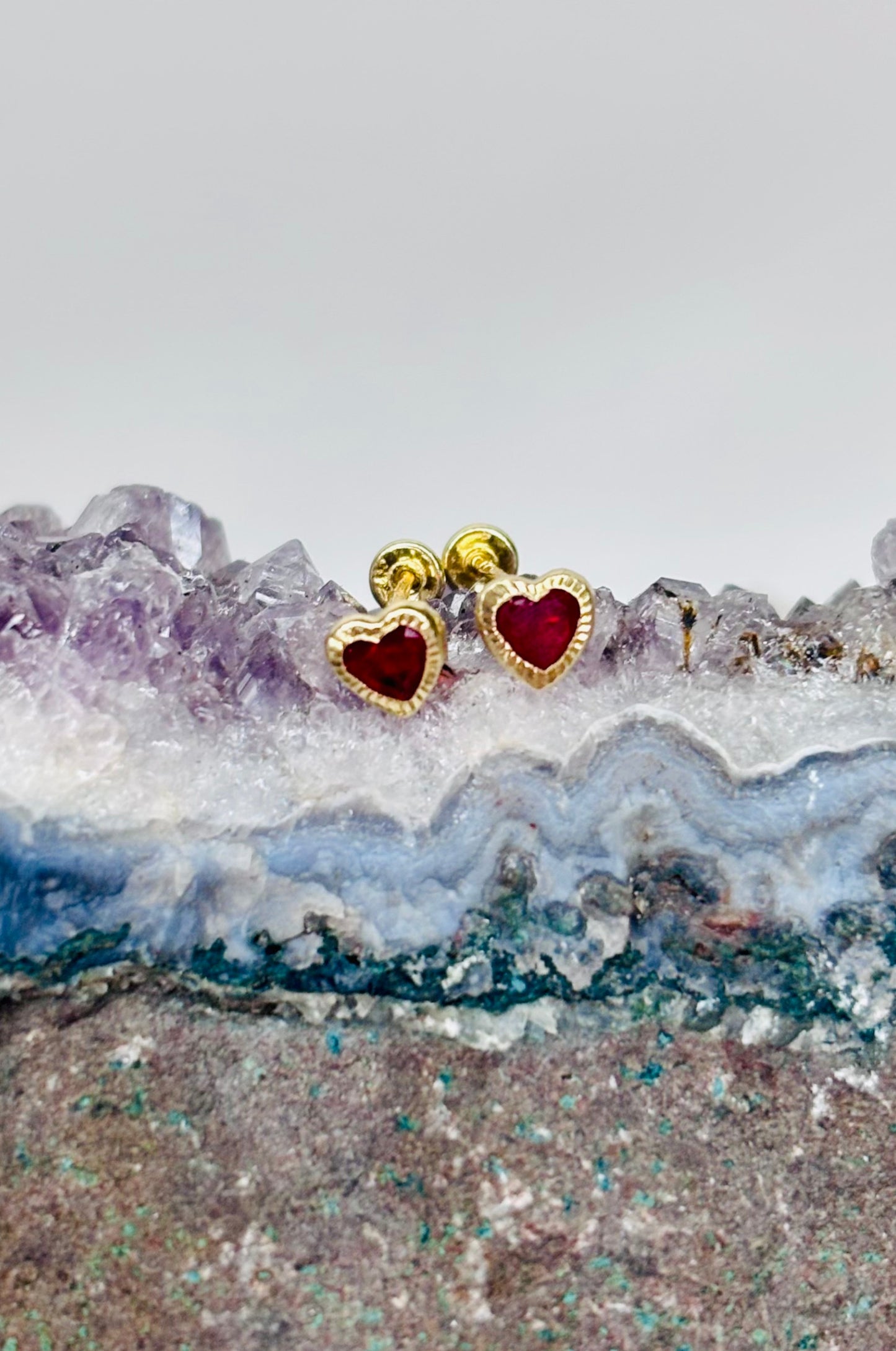 Aretes corazón con bisel en oro amarillo 14K