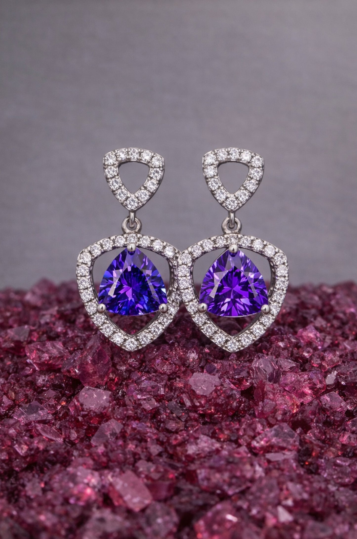 Aretes con zirconitas púrpuras corte trillion con cerradura de poste en plata 925