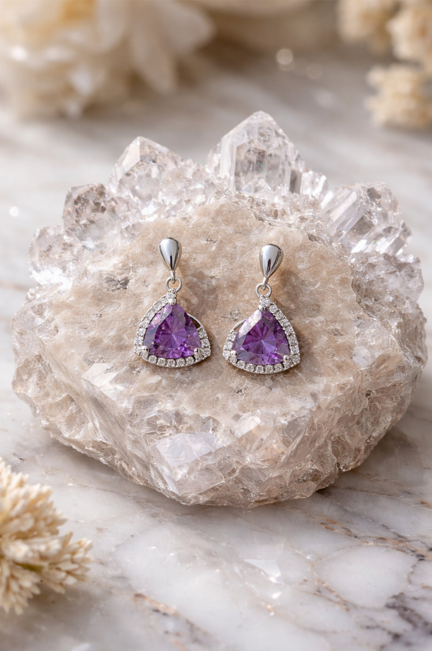 Aretes con zirconitas púrpura corte trillion con cerradura de poste en plata 925