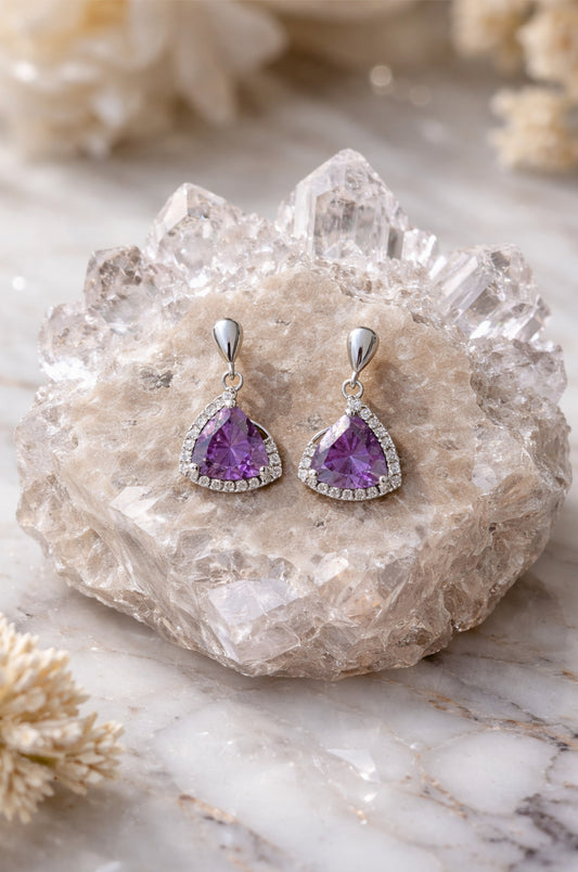 Aretes con zirconitas púrpura corte trillion con cerradura de poste en plata 925