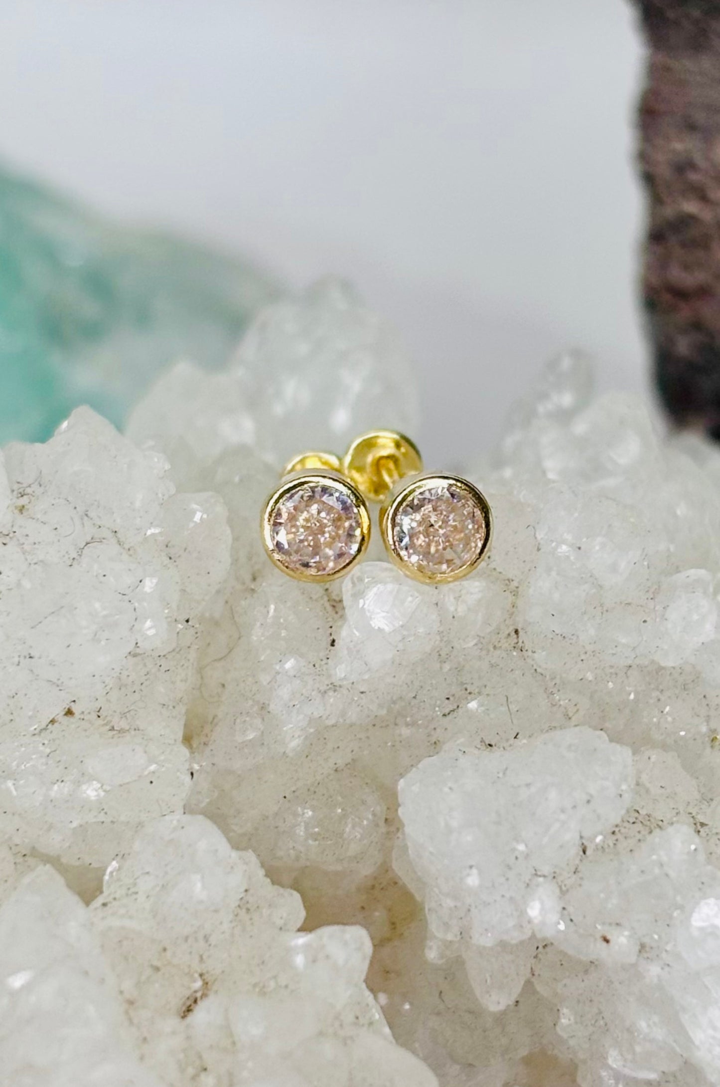 Aretes solitario blanco en oro amarillo 14K