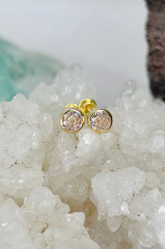 Aretes solitario blanco en oro amarillo 14K