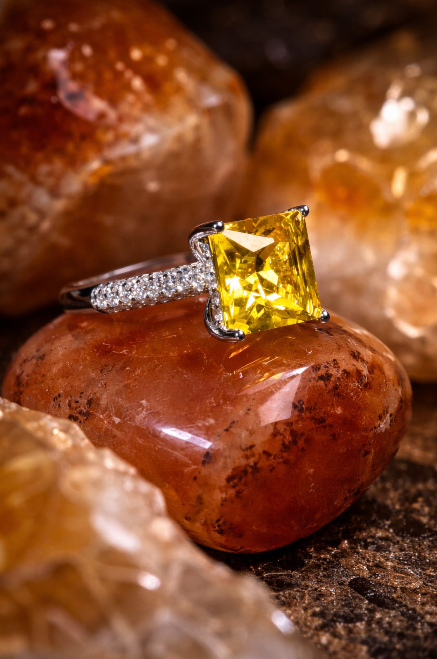 Anillo con zirconitas corte princesa en plata 925