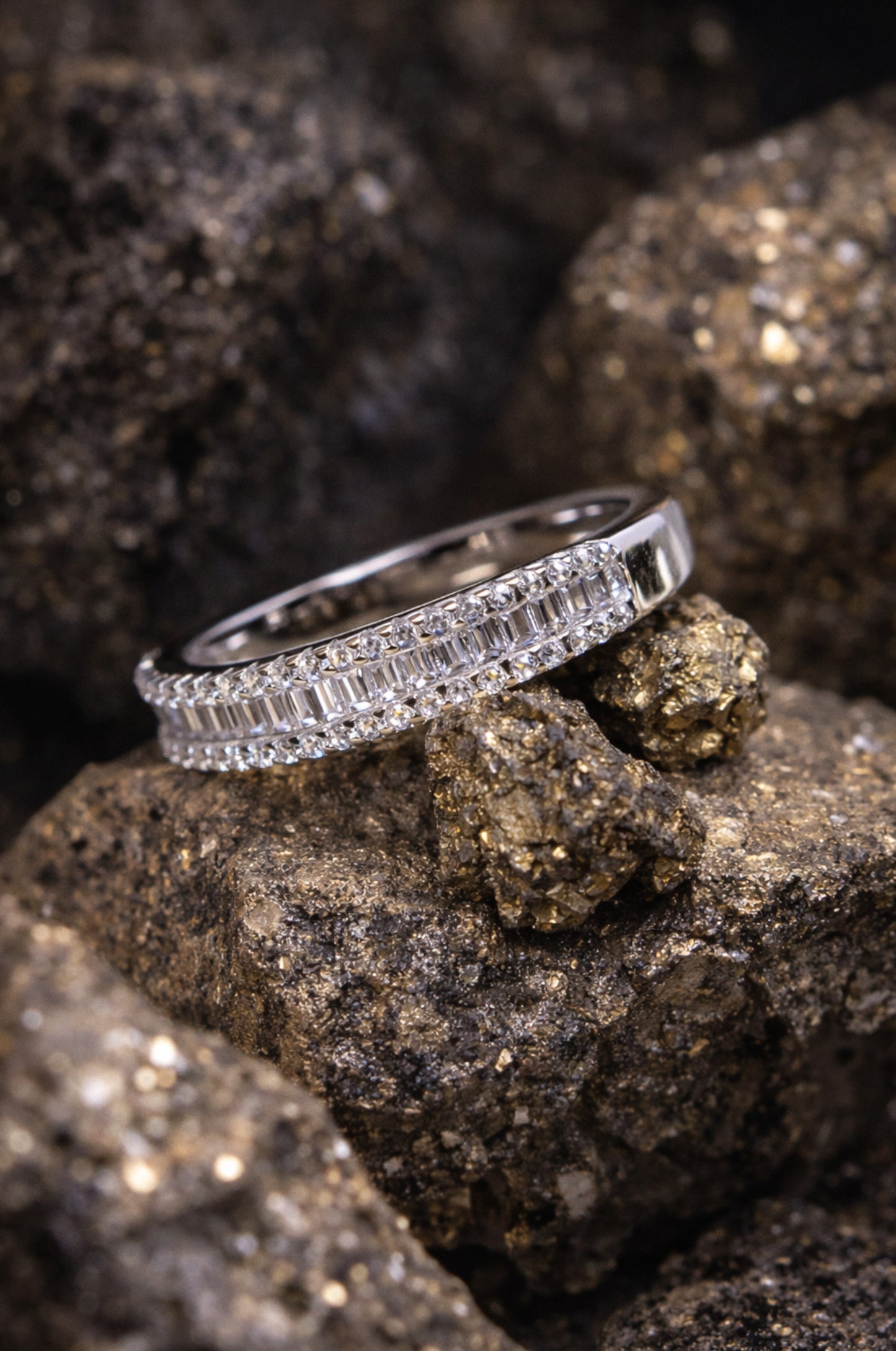Anillo media churumbela en plata 925 con zirconitas en corte diamante