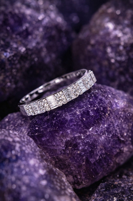 Anillo tipo banda con zirconitas corte baguette y diamante en plata 925