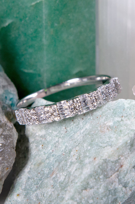 Anillo tipo banda con zirconitas corte baguette y diamante en plata 925