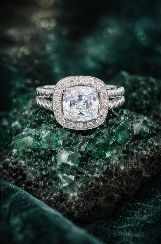 Anillo con zirconitas corte cushion y diamante en plata 925