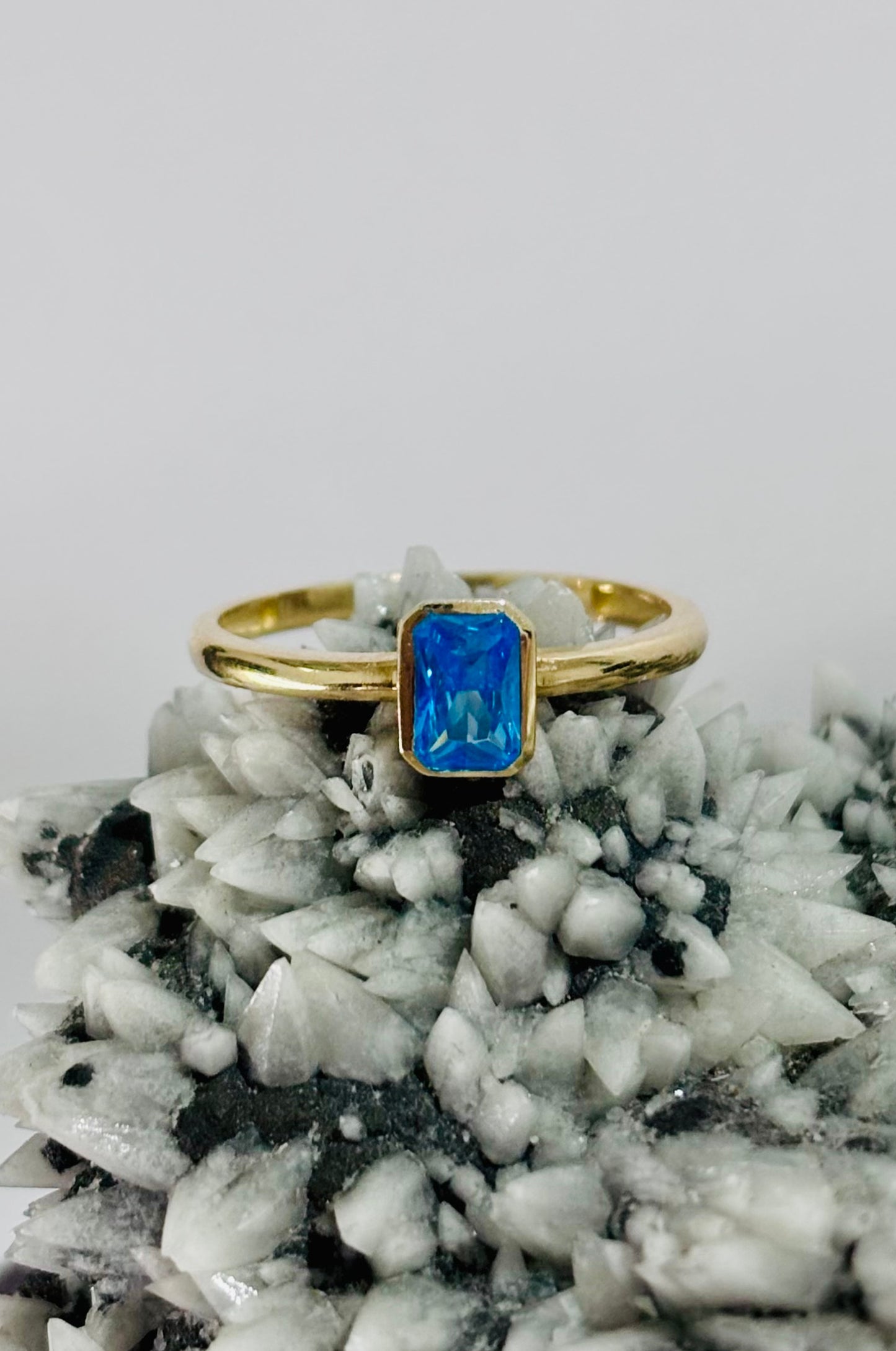 Anillo corte esmeralda azul en oro amarillo 14K