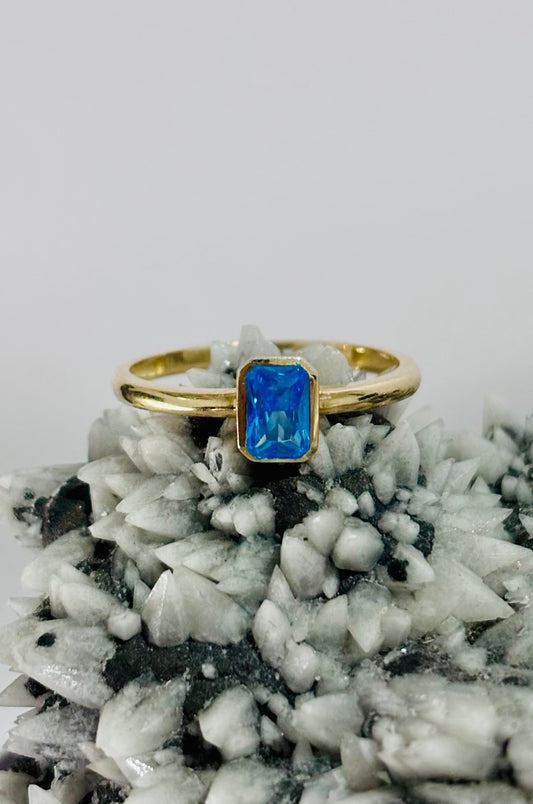 Anillo corte esmeralda azul en oro amarillo 14K