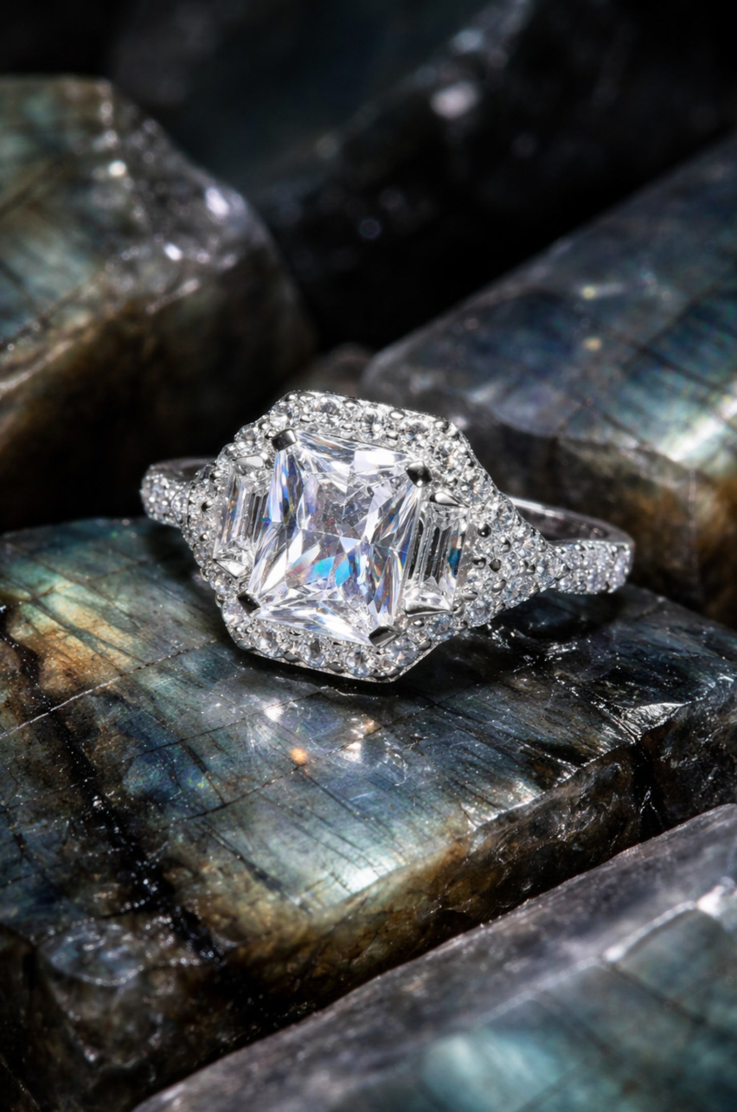 Anillo con tres zirconias corte baguette y corte diamante en plata 925
