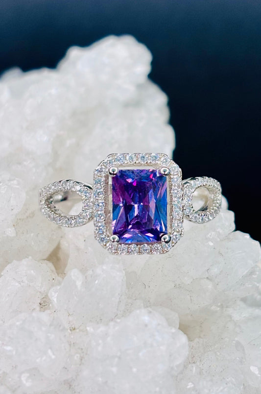 Anillo con zirconita púrpura corte esmeralda en plata 925