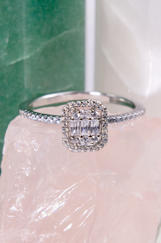 Anillo halo con zirconitas en corte baguette y corte diamante en plata 925