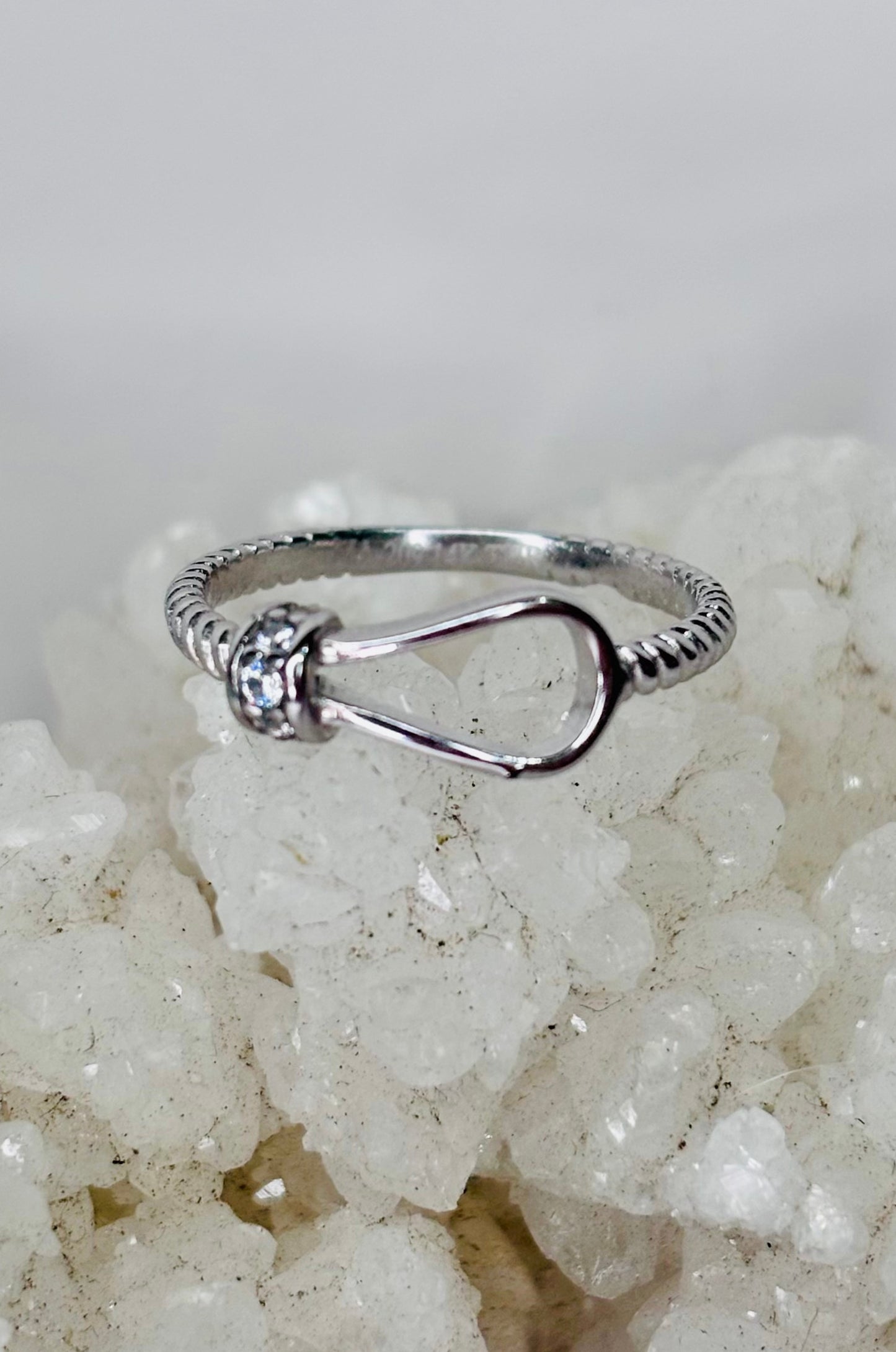 Anillo laso en oro blanco 14K