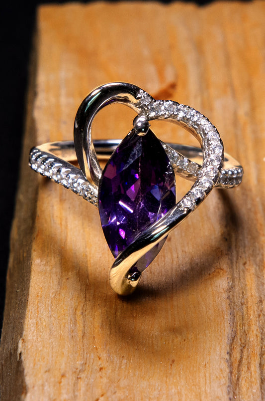 Anillo con zirconita púrpura en corte marquesa en plata 925