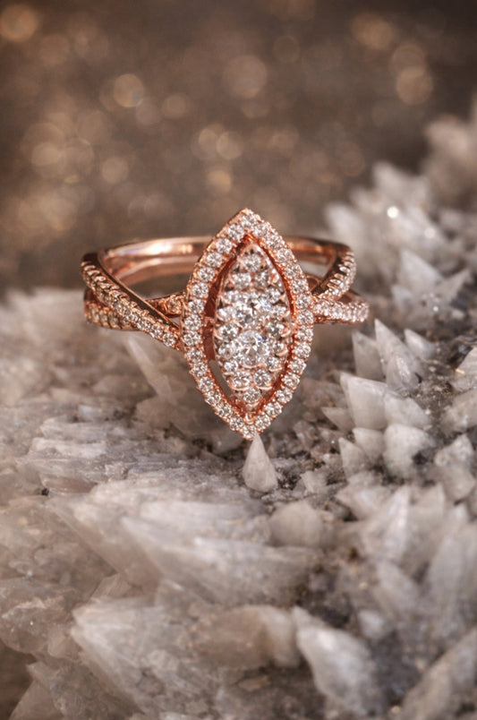 Anillo marquesa con zirconitas en corte diamante en plata rosa 925