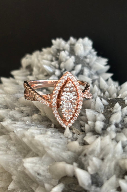 Anillo marquesa con zirconitas en corte diamante en plata rosa 925