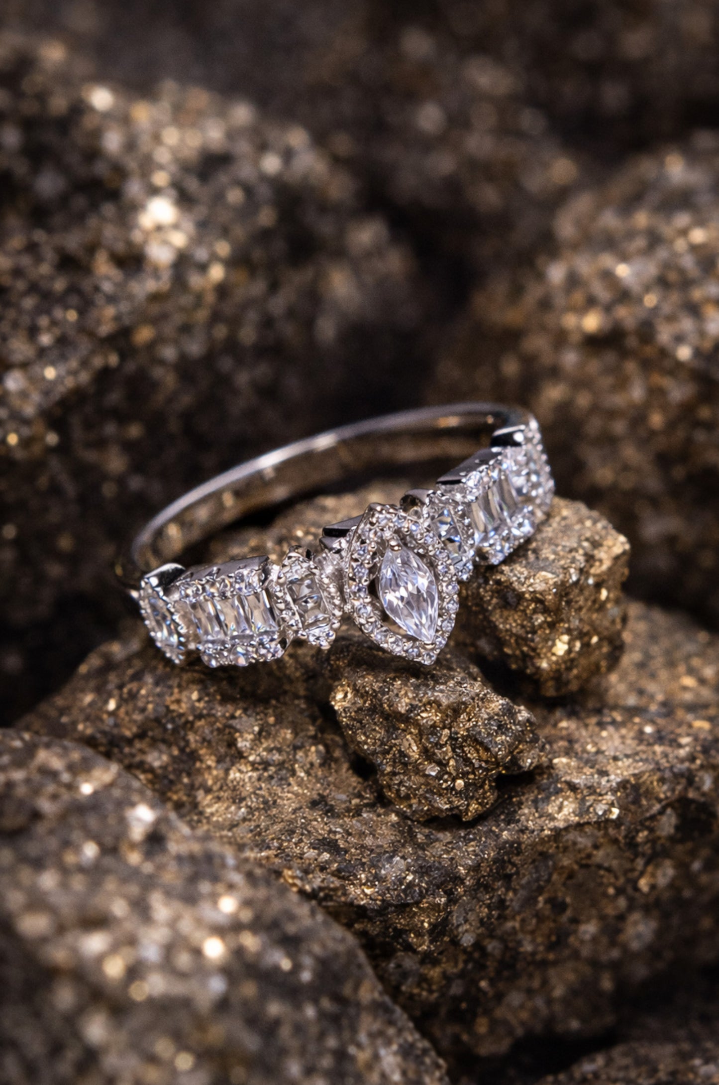 Anillo con zirconitas corte marquesa en plata 925