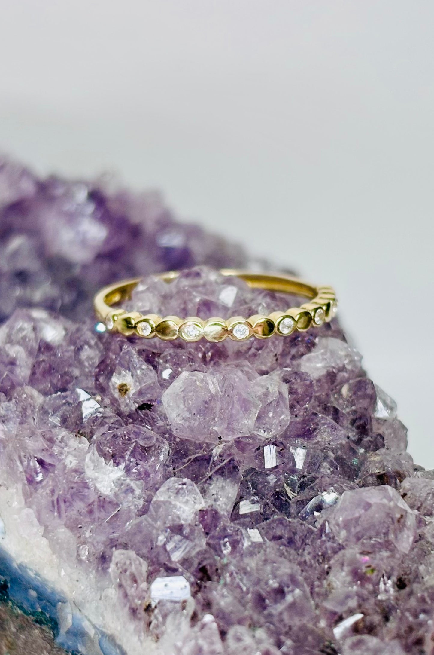 Anillo media churumbela zirconitas en oro amarillo 10K