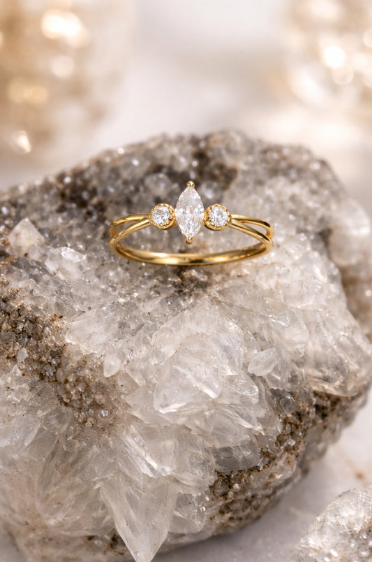 Anillo zirconita marquesa en oro amarillo 14K