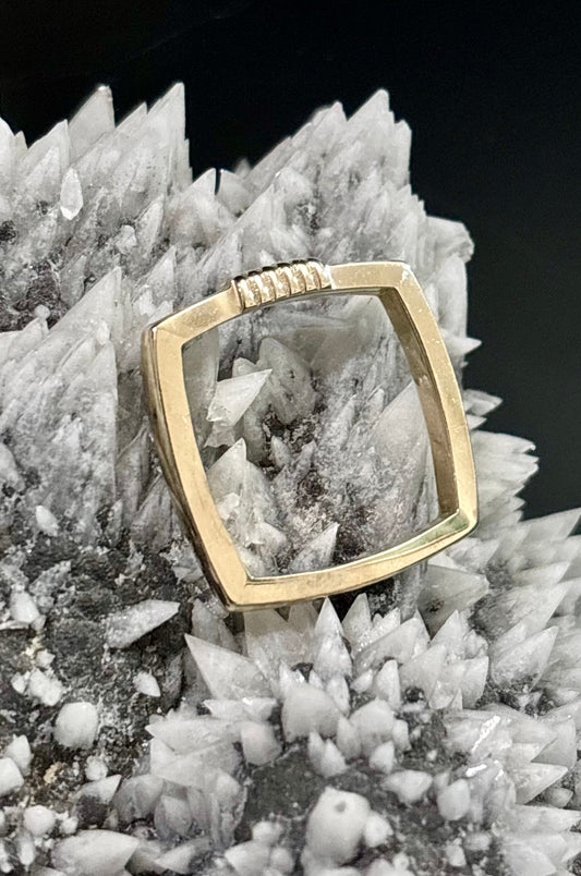 Anillo cuadrado en oro italiano de 10K