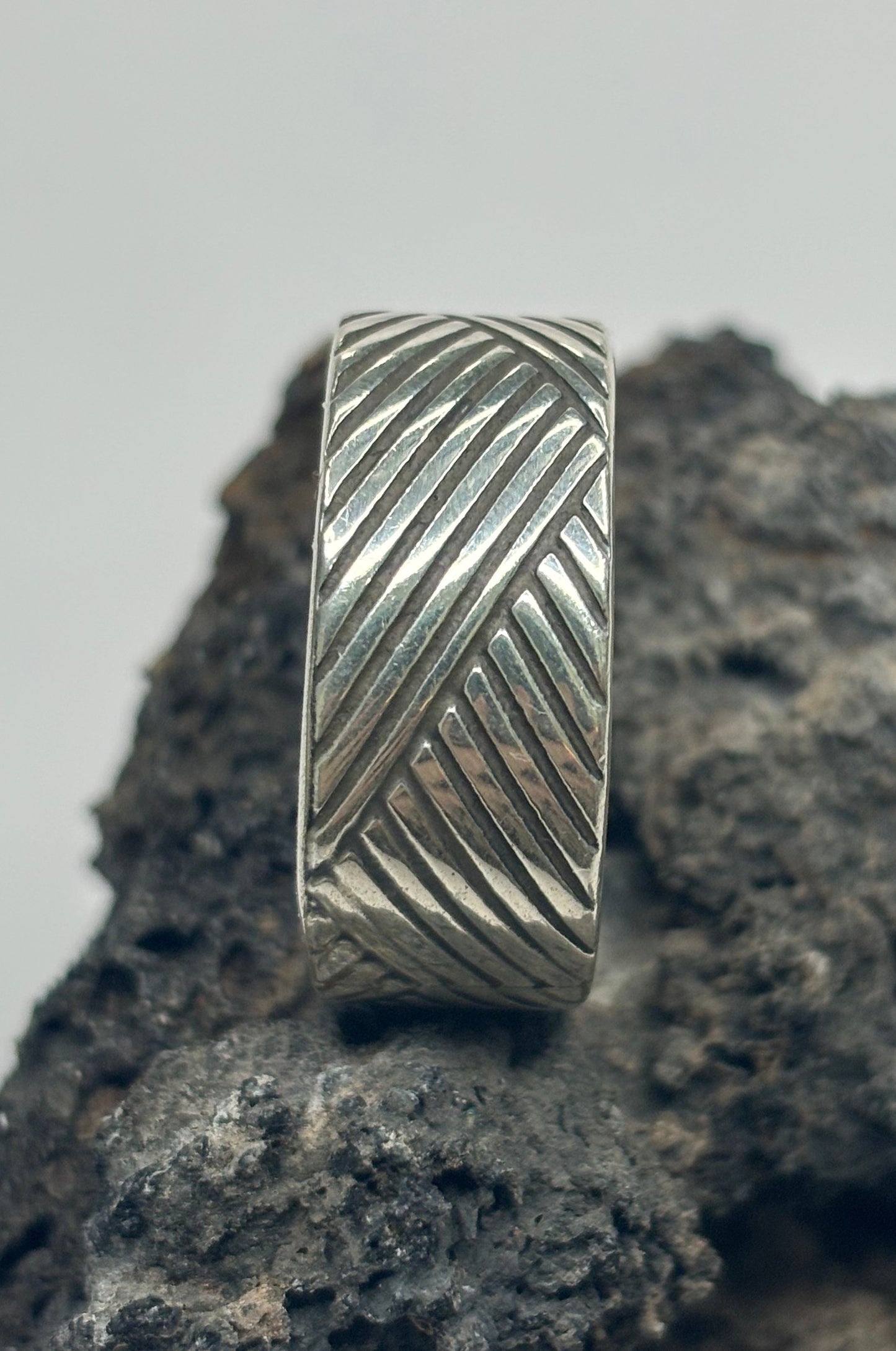 Anillo con líneas diagonales en plata 925