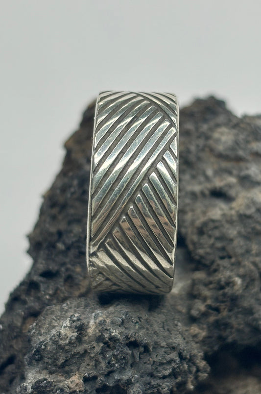 Anillo con líneas diagonales en plata 925