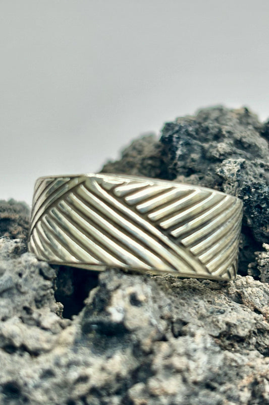 Anillo con líneas diagonales en plata 925
