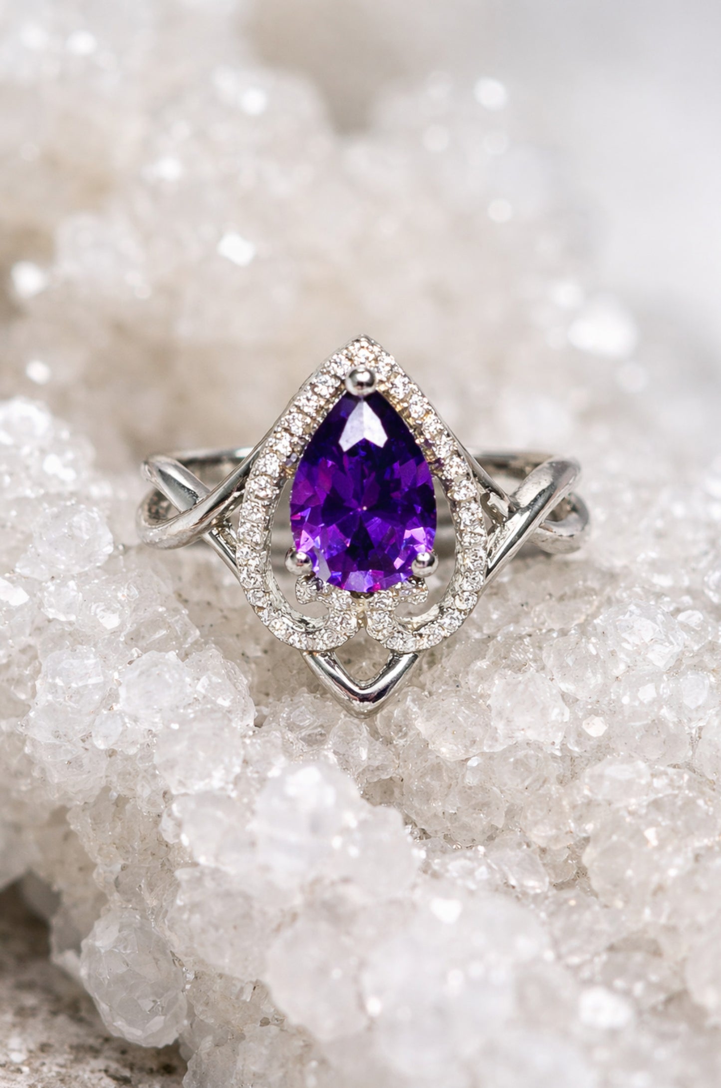 Anillo con zirconita púrpura corte pera en plata 925