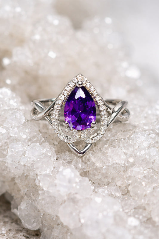 Anillo con zirconita púrpura corte pera en plata 925