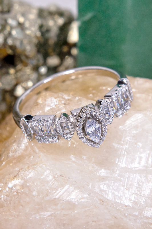 Anillo con zirconitas corte marquesa en plata 925