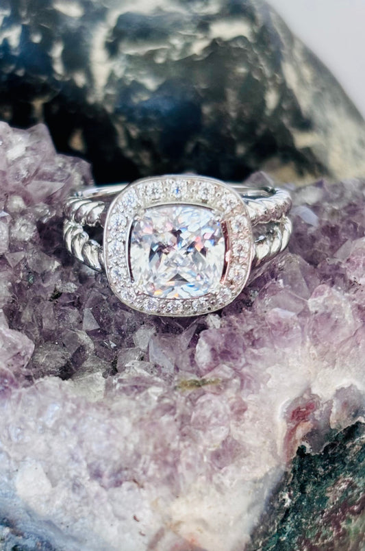 Anillo con zirconitas corte cushion y diamante en plata 925