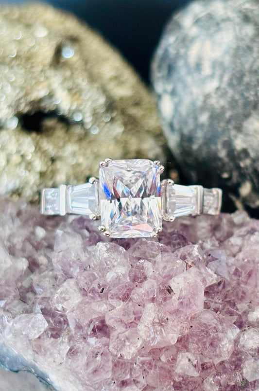 Anillo con zirconita corte esmeralda y baguette en plata 925