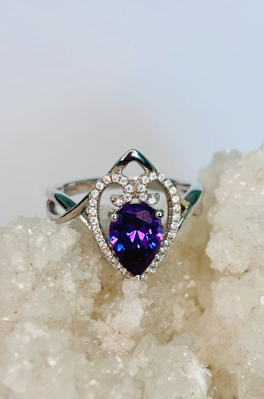 Anillo con zirconita púrpura corte pera en plata 925