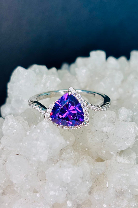 Anillo con zirconita púrpura corte trillion en plata 925