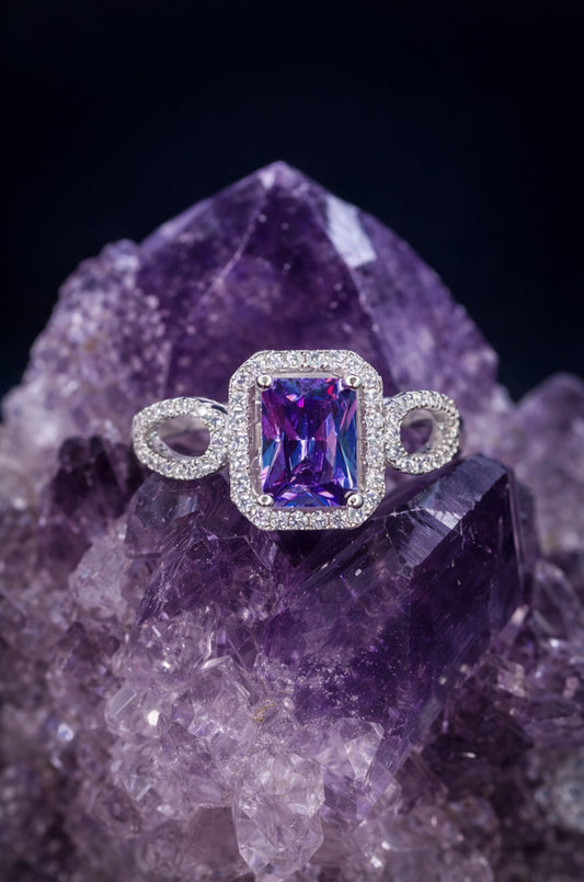 Anillo con zirconita púrpura corte esmeralda en plata 925