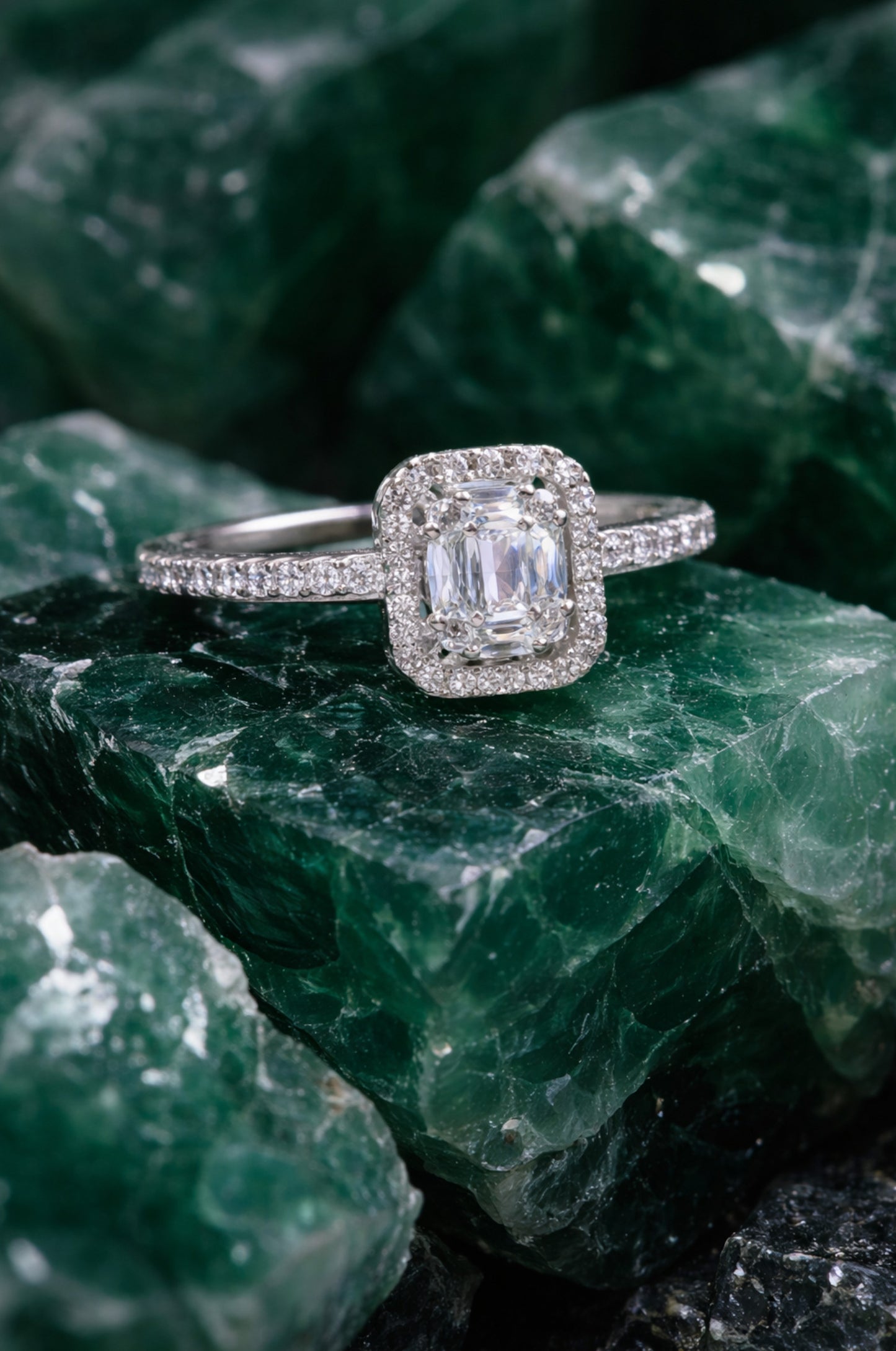 Anillo halo con zirconitas en corte baguette y corte diamante en plata 925