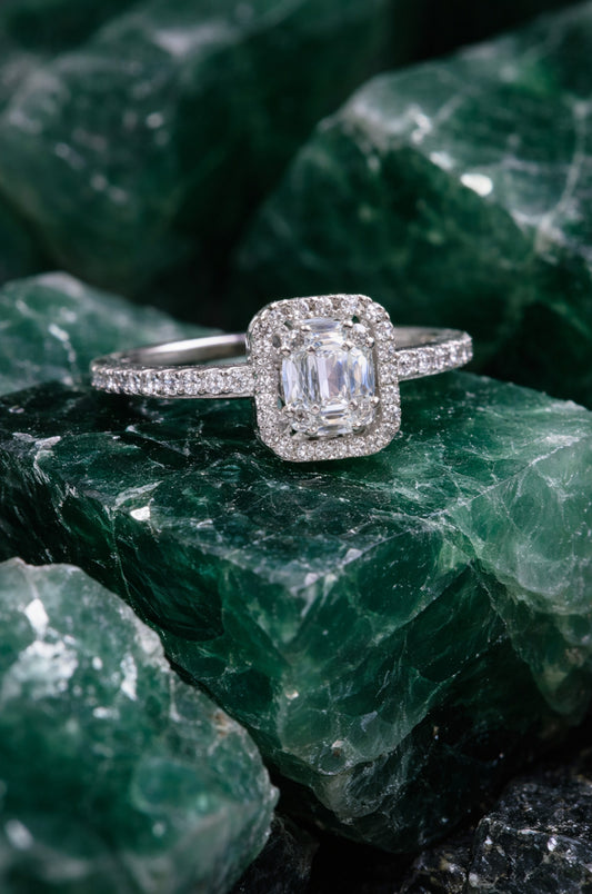 Anillo halo con zirconitas en corte baguette y corte diamante en plata 925