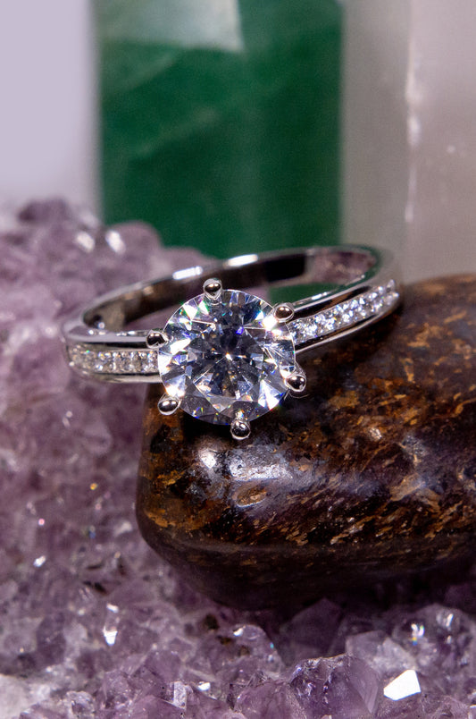 Anillo solitario con zirconitas en corte diamante en plata 925
