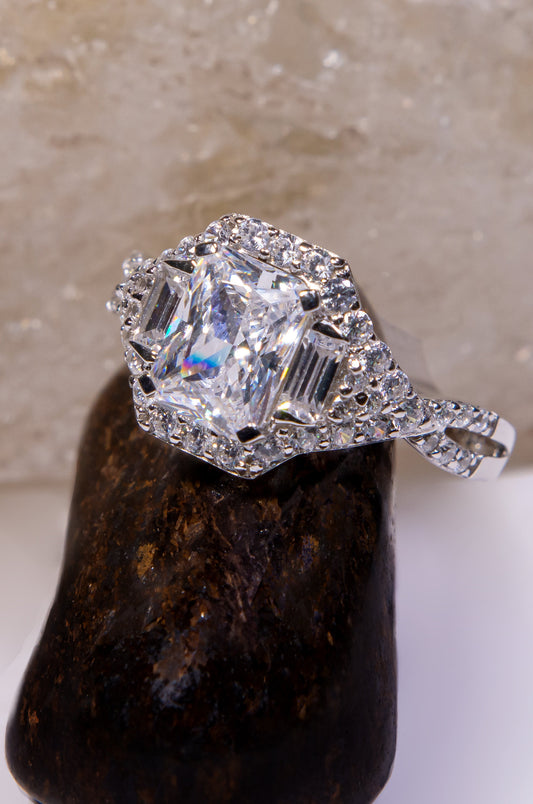 Anillo con tres zirconias corte baguette y corte diamante en plata 925