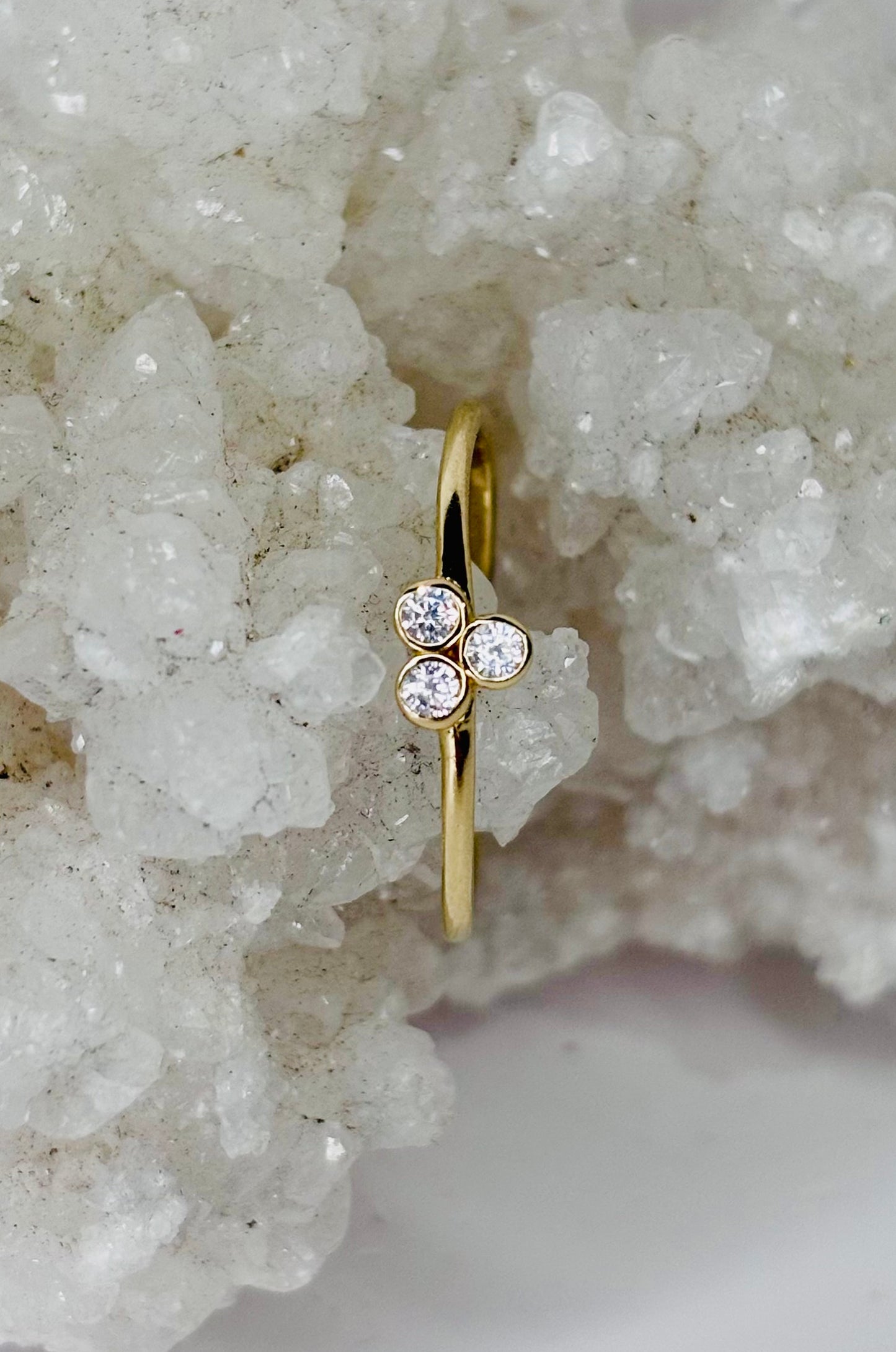 Anillo triple zirconia en oro amarillo 14K