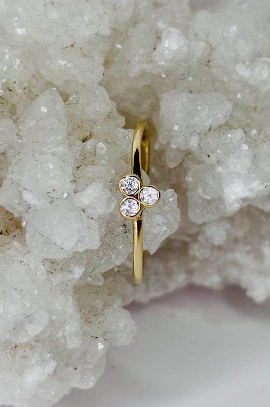 Anillo triple zirconia en oro amarillo 14K