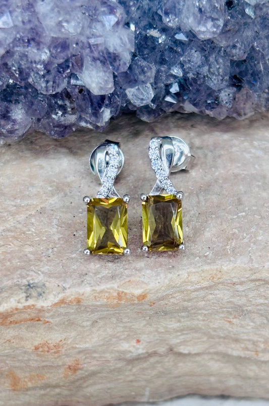 Aretes con zirconitas ámbar corte esmeralda con cerradura de poste en plata 925