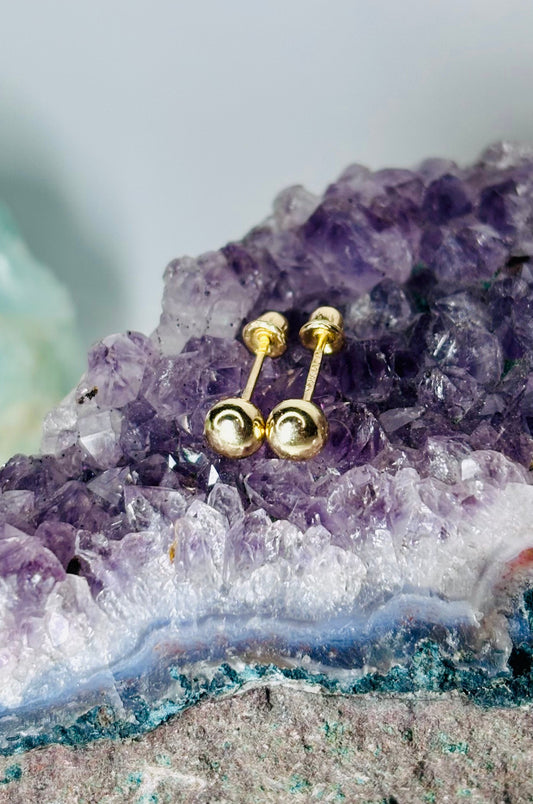 Aretes bolita mediana en oro amarillo 14K