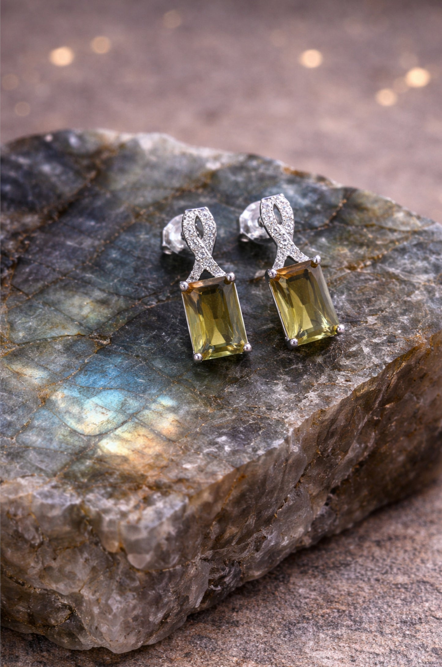 Aretes con zirconitas ámbar corte esmeralda con cerradura de poste en plata 925