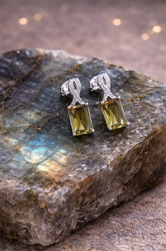Aretes con zirconitas ámbar corte esmeralda con cerradura de poste en plata 925