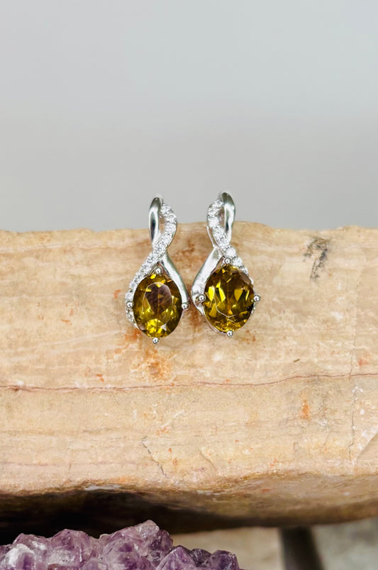 Aretes con zirconitas ámbar corte ovalado con cerradura de poste en plata 925
