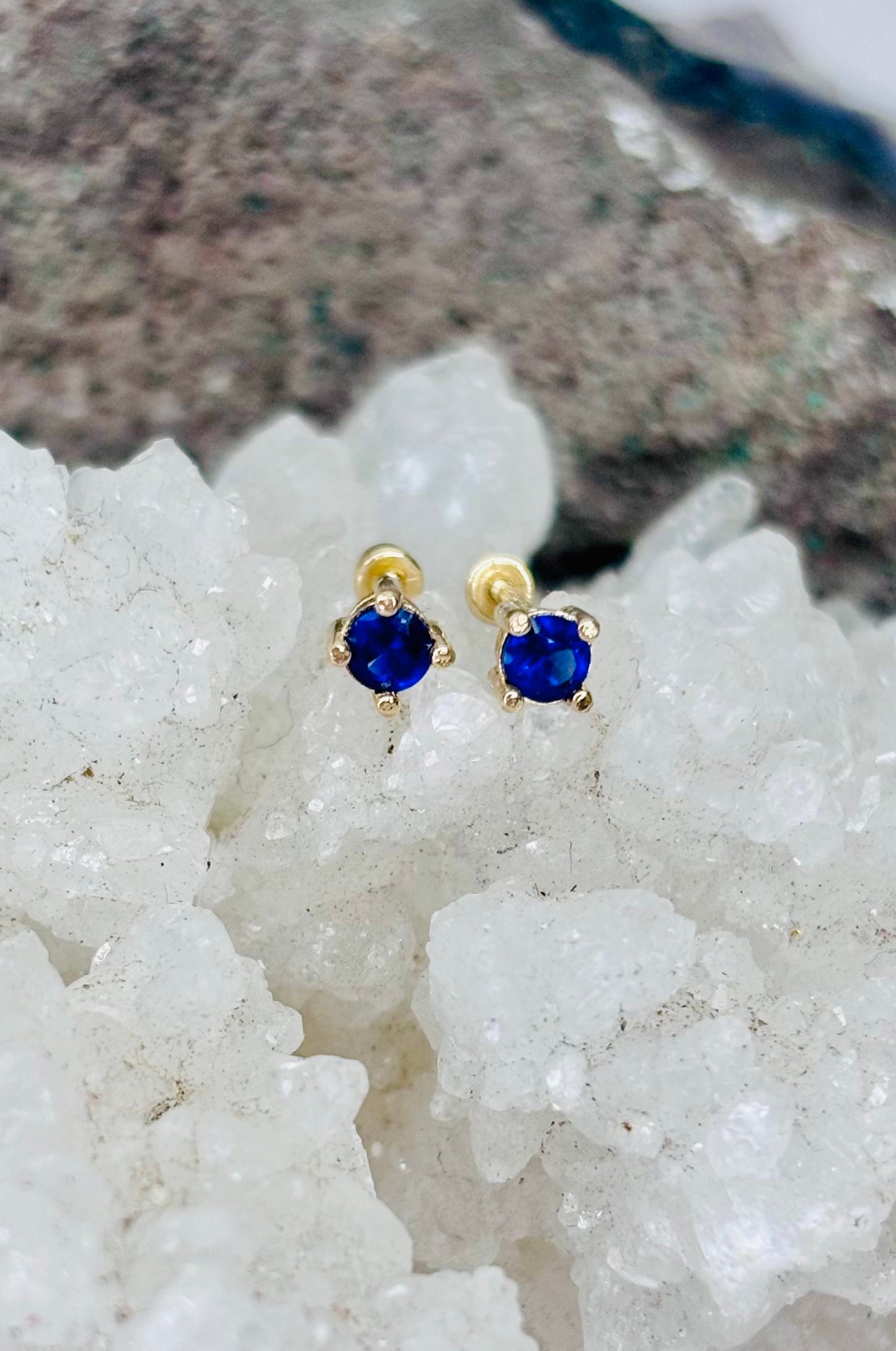Aretes solitario azul en oro amarillo 14K