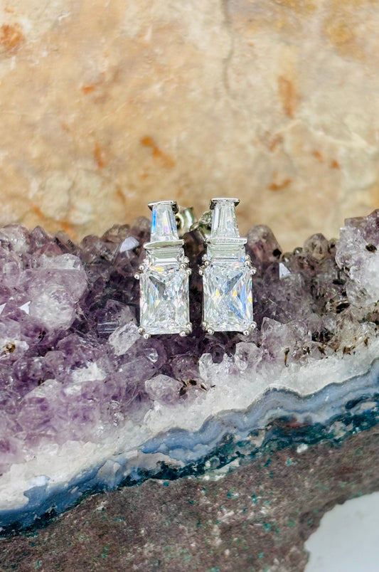 Aretes con zirconitas blancas corte esmeralda con cerradura de poste en plata 925