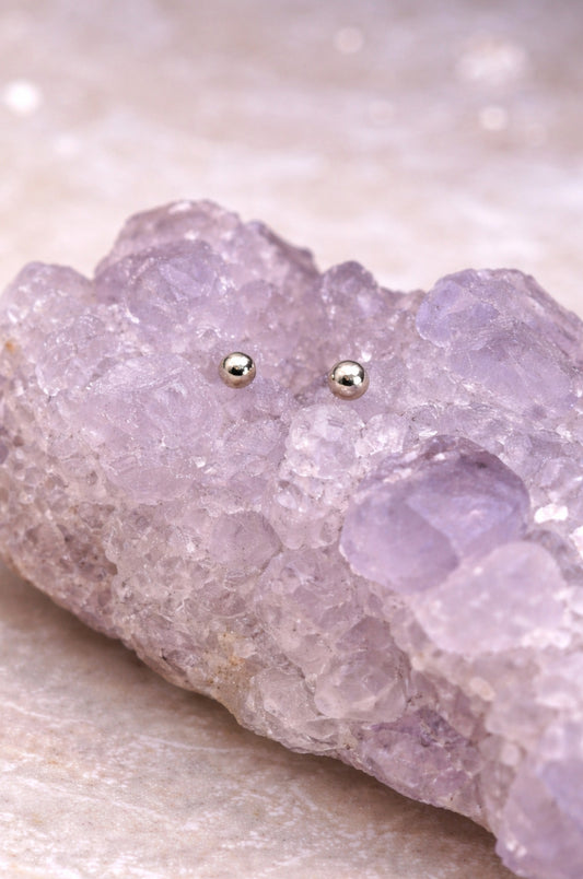 Aretes bolita en oro blanco 10K