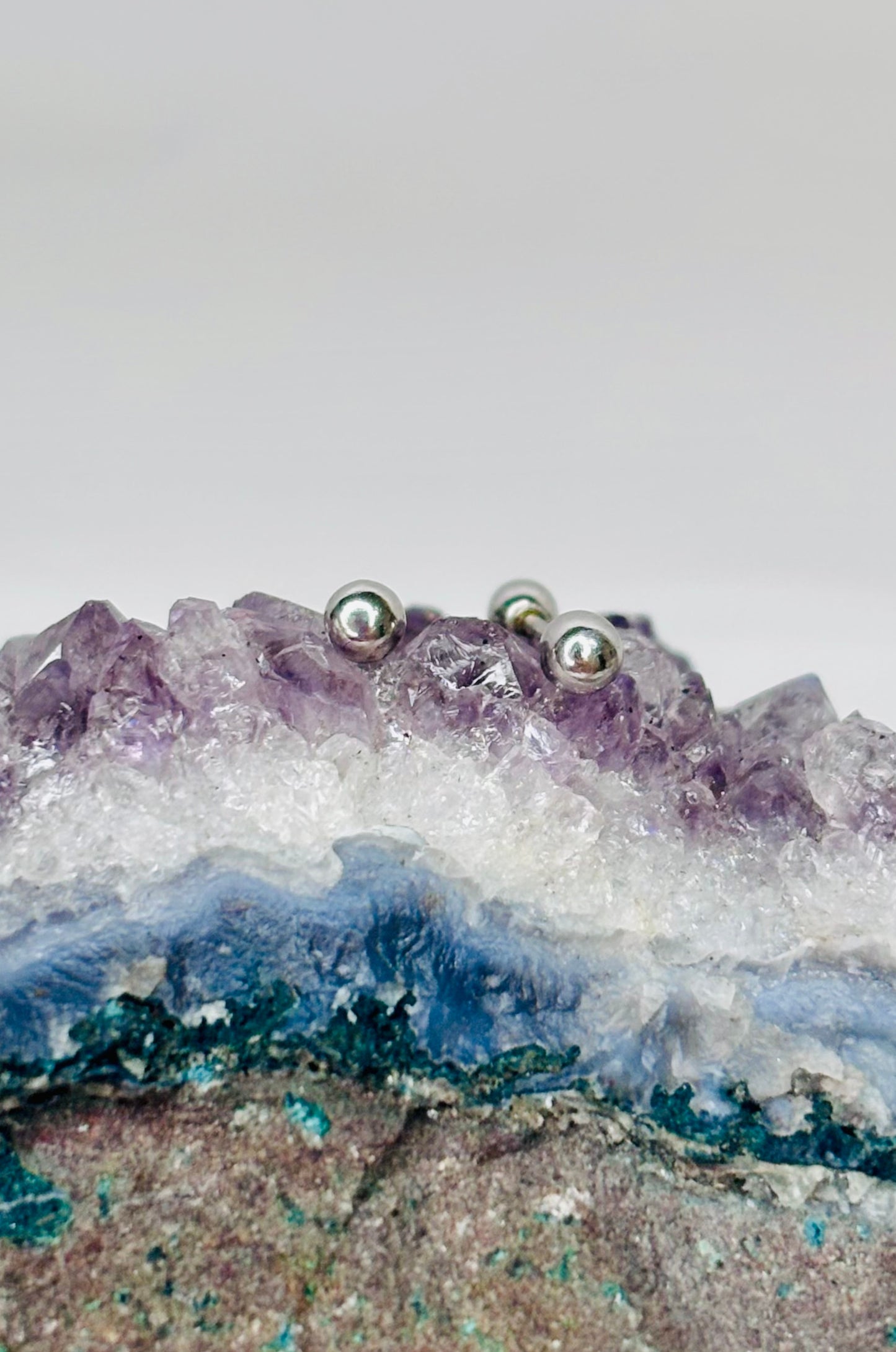 Aretes bolita en oro blanco 10K